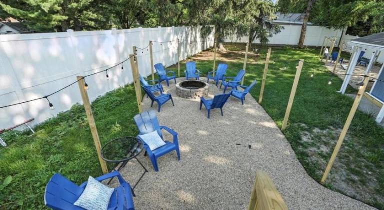House with 1 room for 16 persons in Indiana