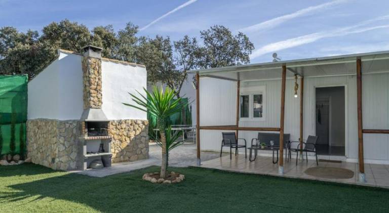 Vacation home with patio, barbecue & private pool | Pet-friendly — photo 5
