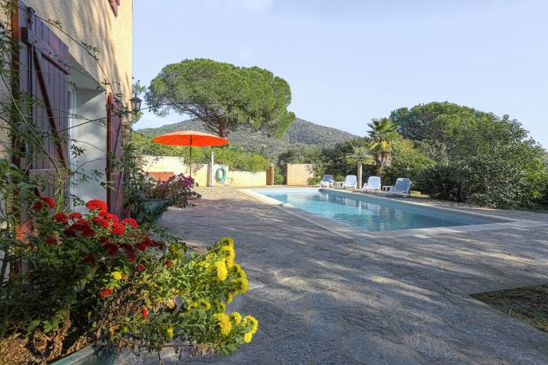 Vacation home with pool, garden & BBQ — photo 3