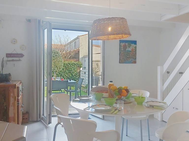 Fully equipped vacation home with yard, barbeque & terrace | Close to the beach | Pet-friendly — photo 4