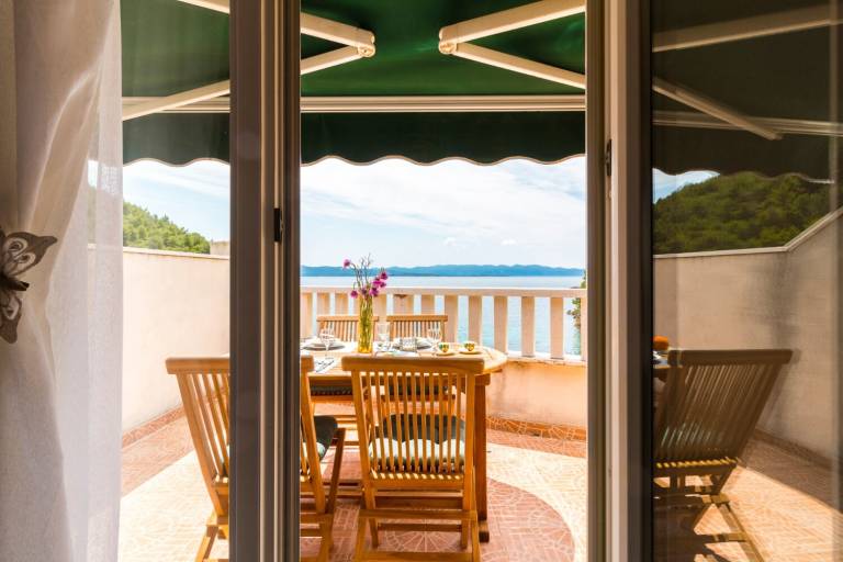 Rental apartment with patio & BBQ | Sea view — photo 5