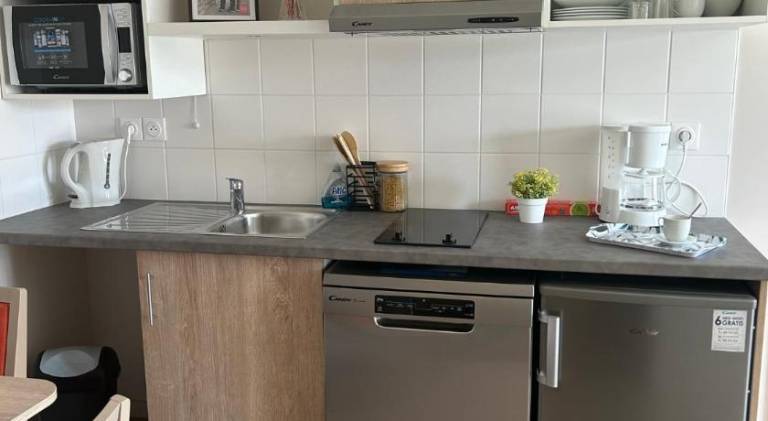 Serviced apartment with patio — photo 3
