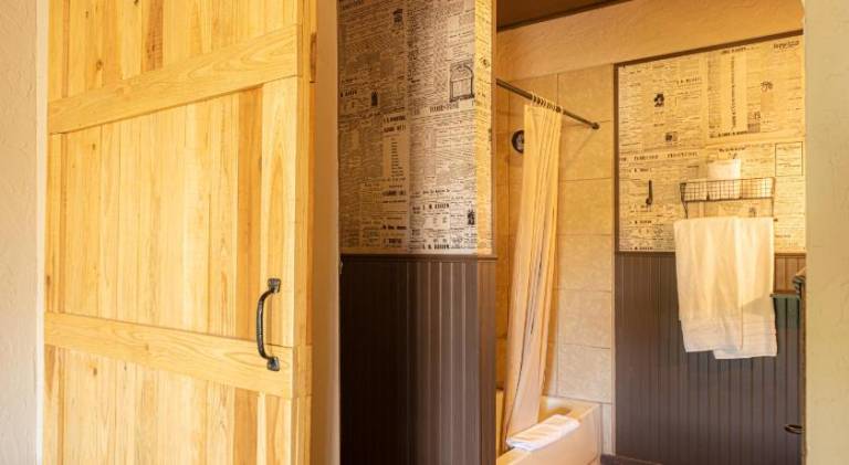-Pet Friendly- Miners Cabin 5 -Two Double Beds - Private Balcony — photo 3