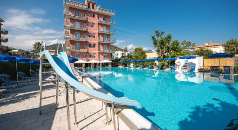 Family-friendly charming holiday apartment with terrace, garden & grill | Next to the beach | Pet-friendly in Loano