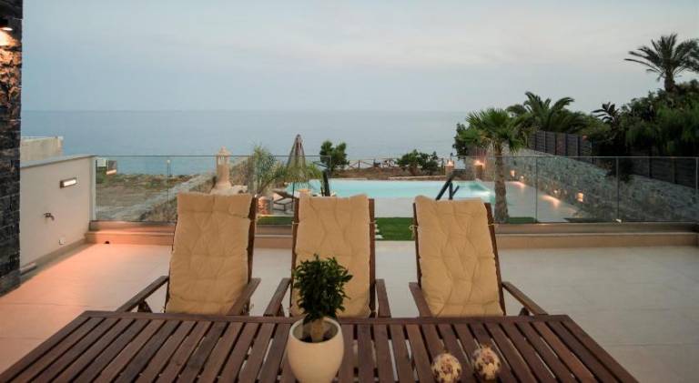 Villa with pool — photo 5