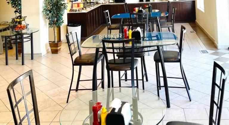 Days Inn by Wyndham Grande Prairie — photo 2