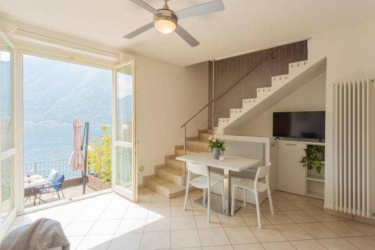 Apartment with barbeque, hot tub & garden | Lake view — photo 4