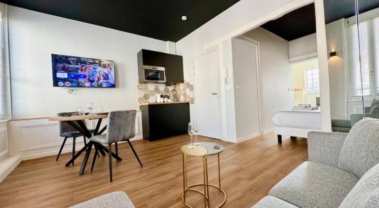 Holiday apartment with jacuzzi in Bezannes