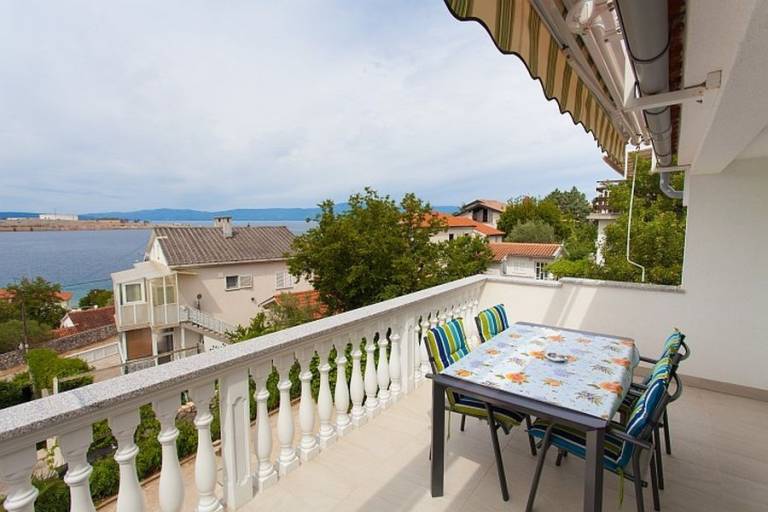 Holiday apartment with barbeque & terrace in Omisalj