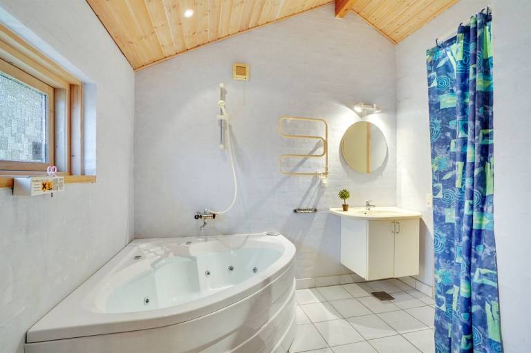 House with sauna, terrace & jacuzzi — photo 2