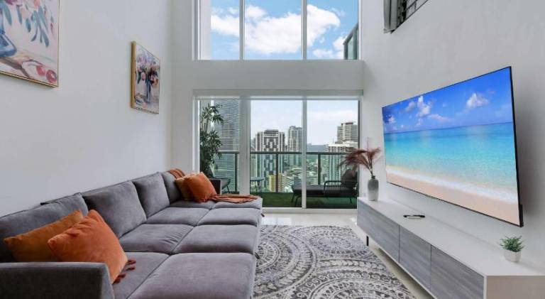 Vacation home with pool | Next to Bayfront Park | Suitable for remote work — photo 2
