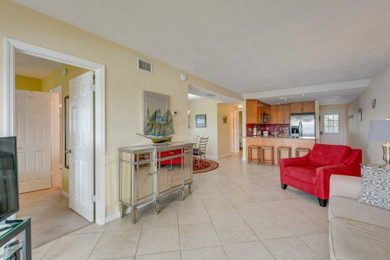 Walk to Beach! Treasure Island Gem w/ Water Views — photo 5