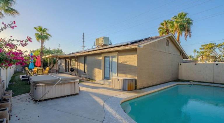 House with pool — photo 5