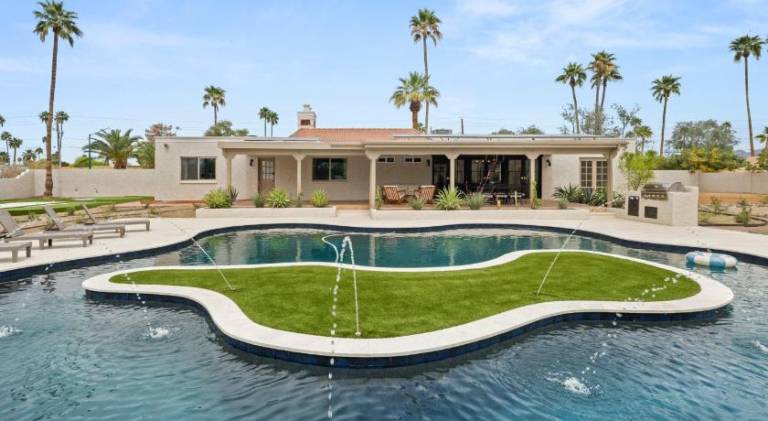 Vacation home with pool — photo 4