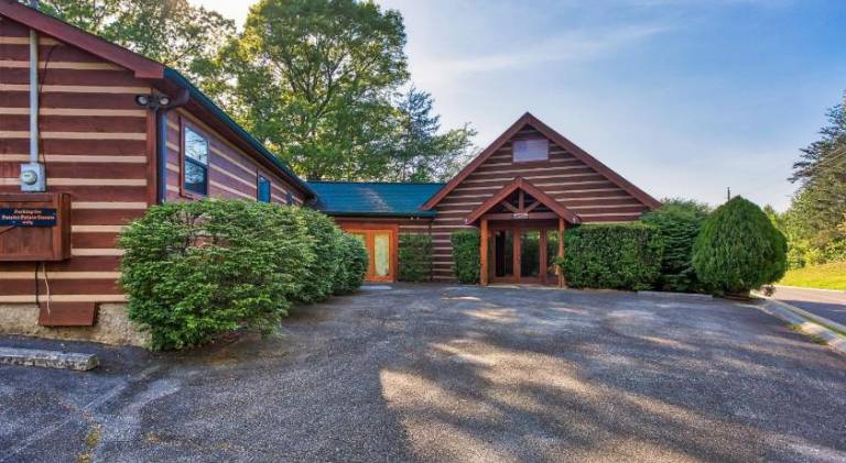 Vacation home with jacuzzi | Pets are welcome in Pigeon Forge, TN