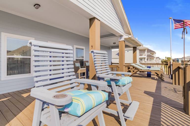 Vacation home with barbecue & yard | Beach view — photo 5
