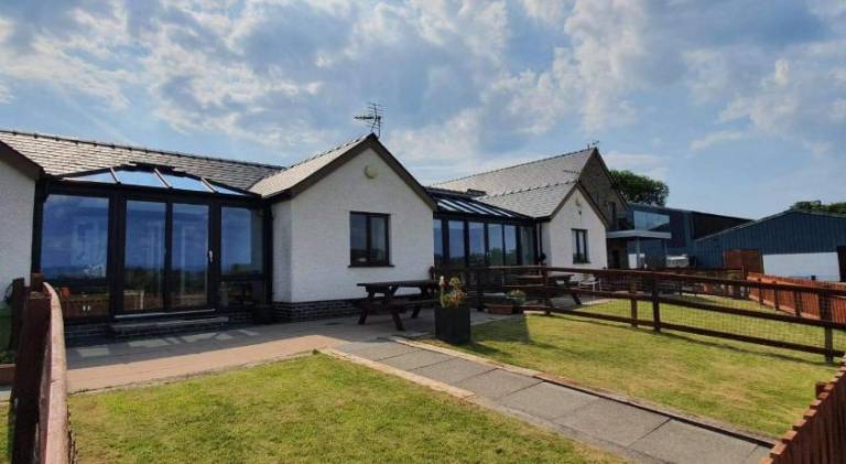 Pleasant vacation home with pool | Pets are welcome in Aberystwyth