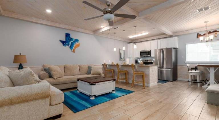 Vacation home with pool | Pet-friendly — photo 4