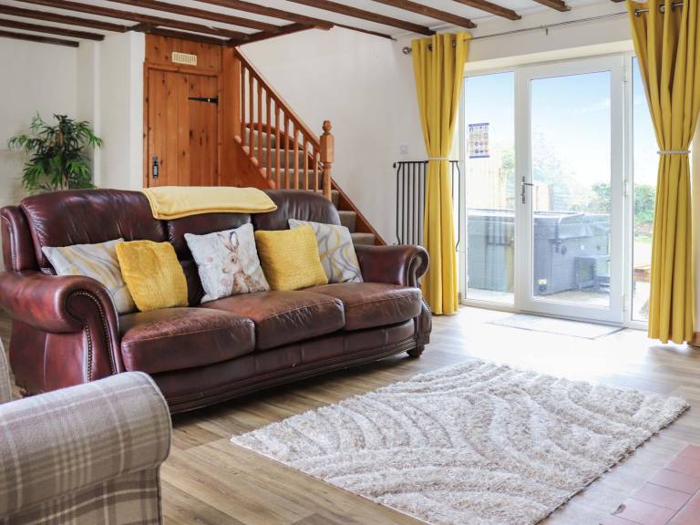 Family-friendly cottage with yard & hot tub | River view | Pets are welcome in Carmarthen