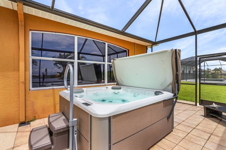 Heated Pool and Backs onto Freshwater Lake - Billie's Gulf Coast Getaway - Roelens — photo 4