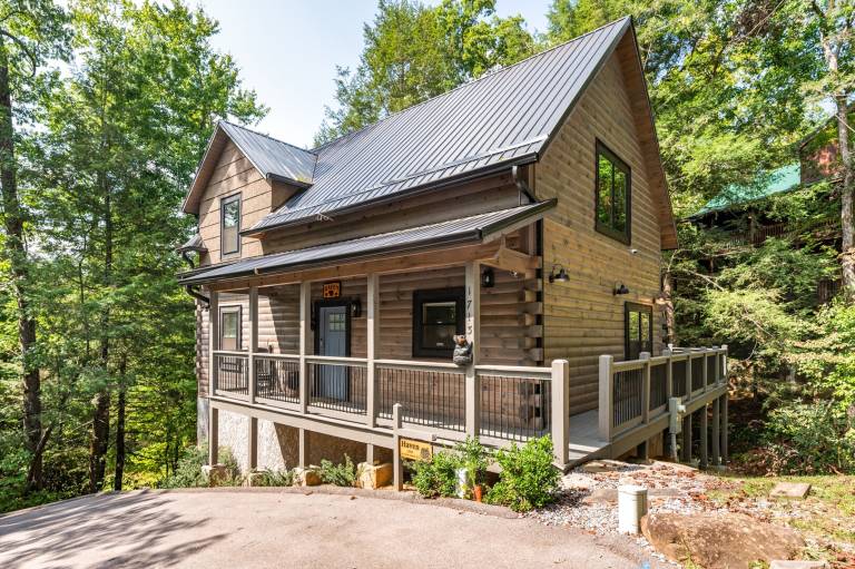 Child-friendly wonderful cabin with private pool & terrace | Pets are welcome in Gatlinburg, TN