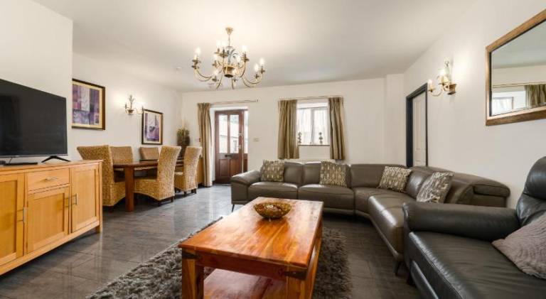 Vacation home with pool & jacuzzi in Aberystwyth