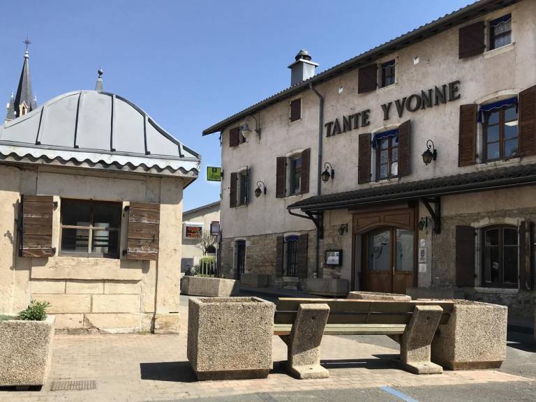 Logis Hotel Tante Yvonne & son restaurant semi-gastronomique - Lyon Nord — photo 5