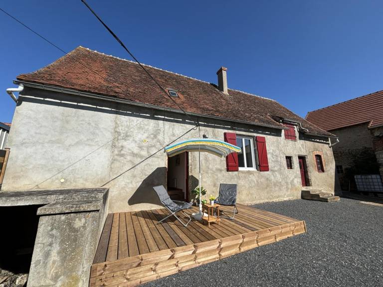Gite with barbecue, garden & terrace in Moulins