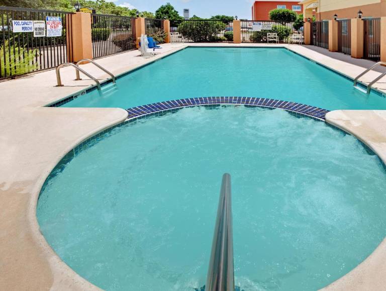 Super 8 By Wyndham Pasadena — photo 2