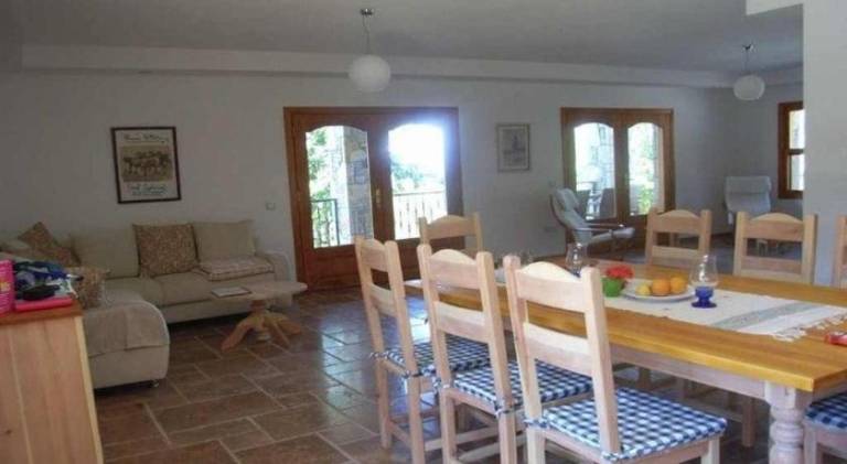Villa with pool — photo 4