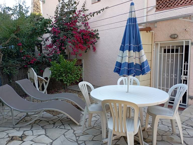 Apartment with barbecue & yard — photo 2