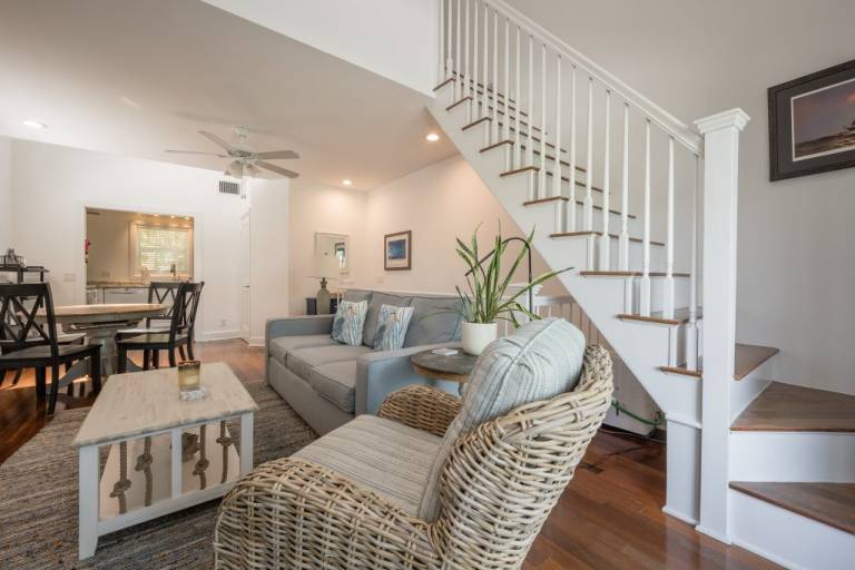 Family-friendly beautiful vacation home with yard, heated pool & patio | Close to Duval Street | Garden view | Pet-friendly — photo 3
