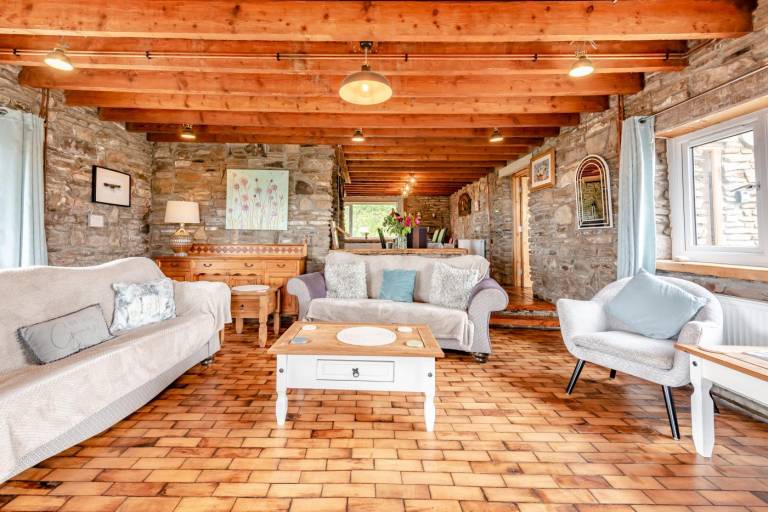 Cottage with jacuzzi — photo 4