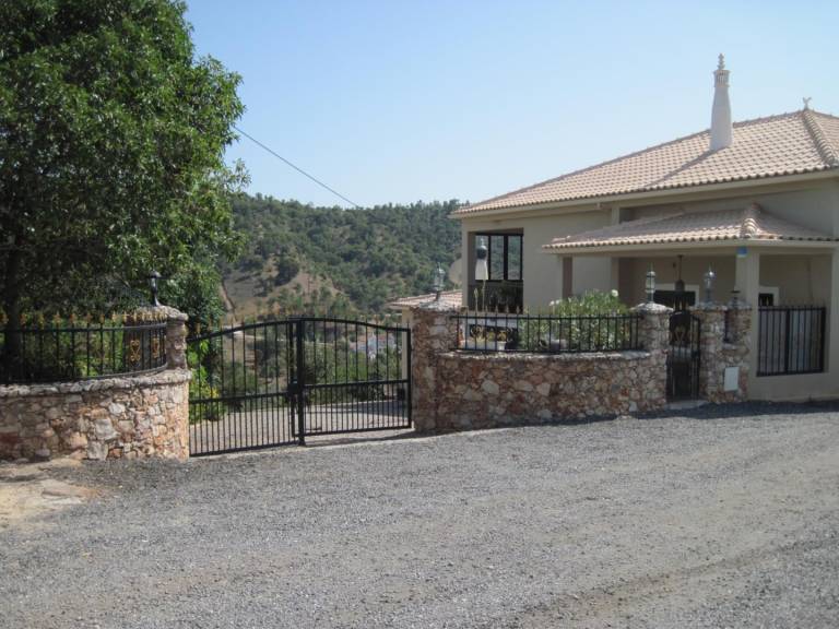 Vacation home with barbeque, private pool & garden | Beach view — photo 2