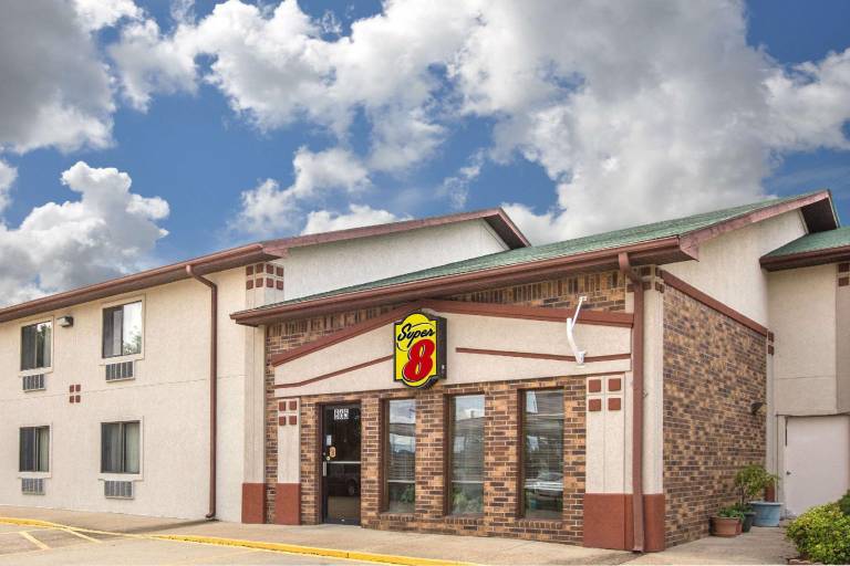 Super 8 By Wyndham Mountain Home in Mountain Home, AR