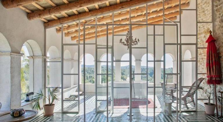 Villa with pool — photo 4
