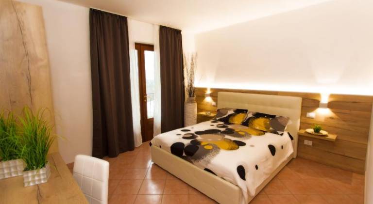 Serviced apartment with pool, yard & jacuzzi — photo 2