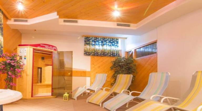 Pleasant serviced apartment with pool, terrace & jacuzzi | Next to the ski | Perfect for remote work | Pets allowed — photo 4