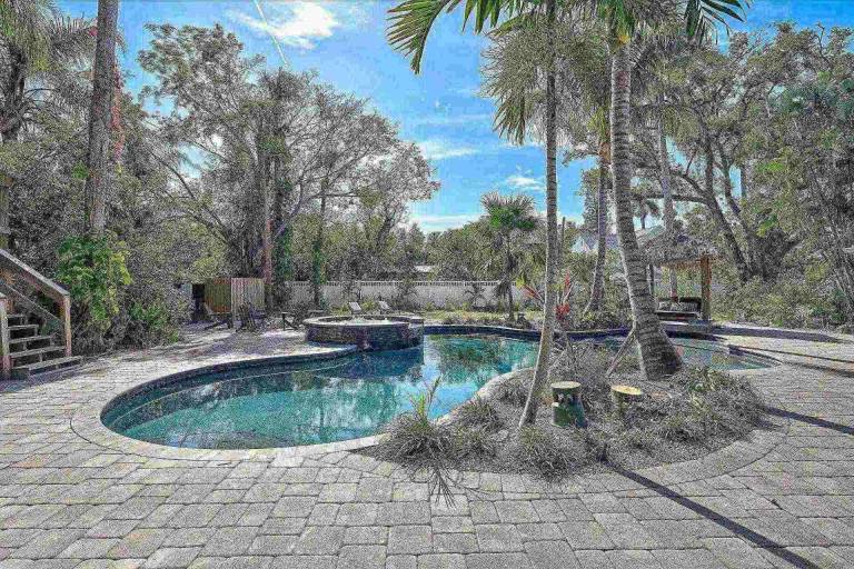 House with hot tub, grill & private pool | City view — photo 2