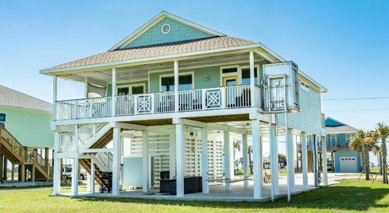 Lovely vacation home | Close to the beach | Pet-friendly in Galveston, TX