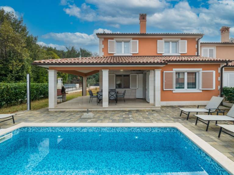 Charming vacation home with private pool, terrace & garden | Pets allowed in Pula