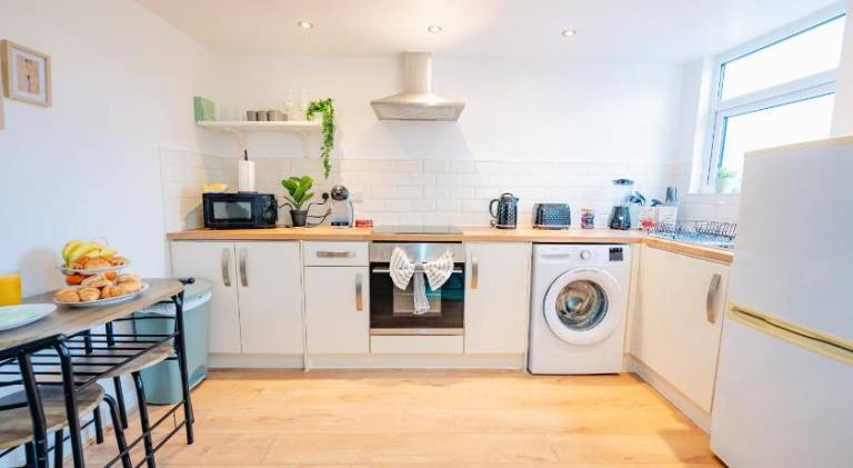 1BR Modern Apartment With Free Parking & Fast WiFi — photo 4