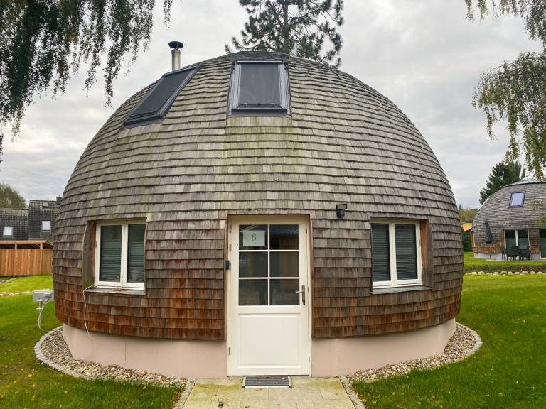 Kugelhaus Tamika – Sauna, Whirlpoolwanne, Kamin & Terrasse am Tollensesee in Neustrelitz
