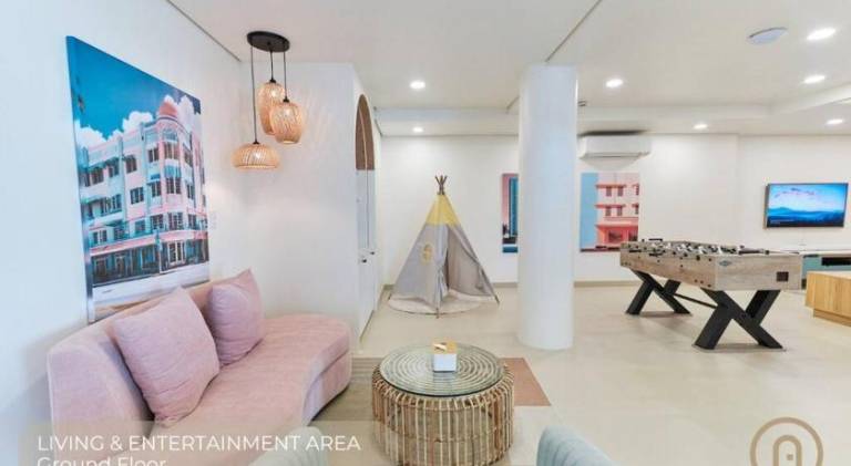 Villa with pool — photo 4