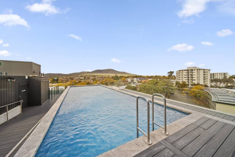 Sleek Inner City 2 Bed with Swimming Pool & BBQ