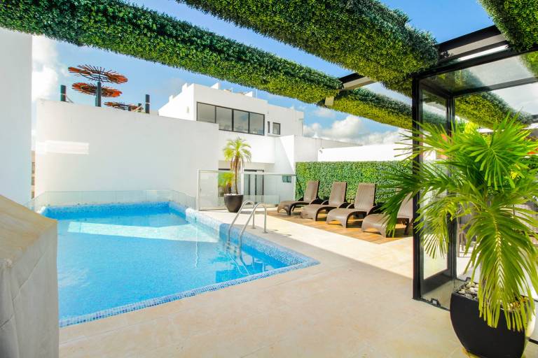 Renovated Lux 2BR w Balcony Pool & Prime Location