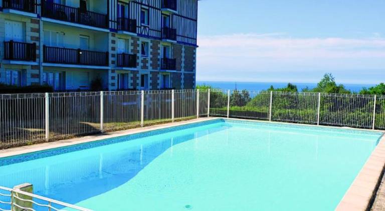 Holiday apartment with pool in Caen