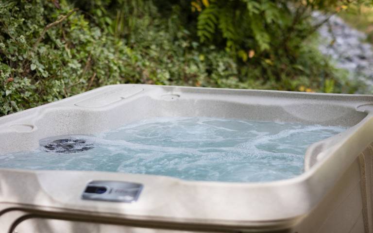 Bright, airy spaces and a hot tub! - Bear Clubhouse in Pigeon Forge, TN
