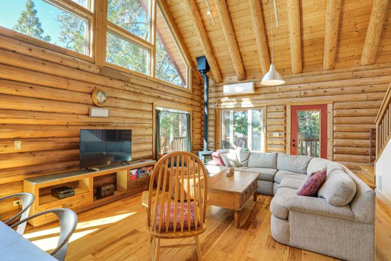 Walk to Pine Mountain Lake: Spacious Family Cabin in Groveland, CA