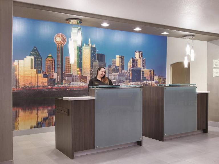 La Quinta Inn & Suites by Wyndham Corsicana — photo 3